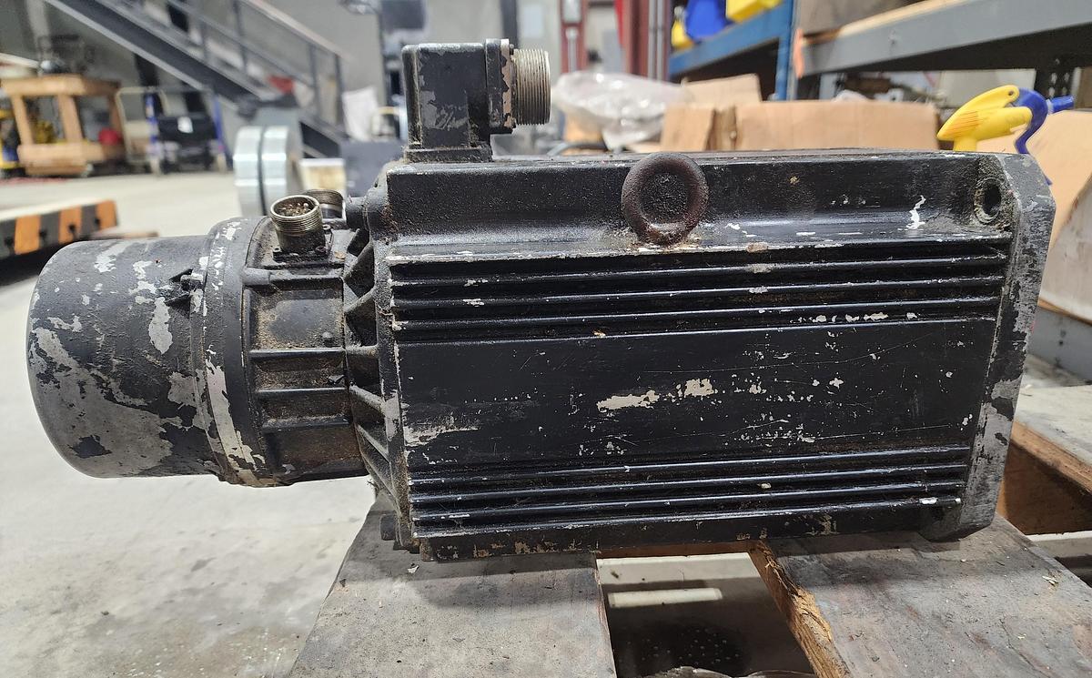 Used Indramat MAC112B-1-PD-1-B/130-A-0/UJ1250/S05 Servo Motor
