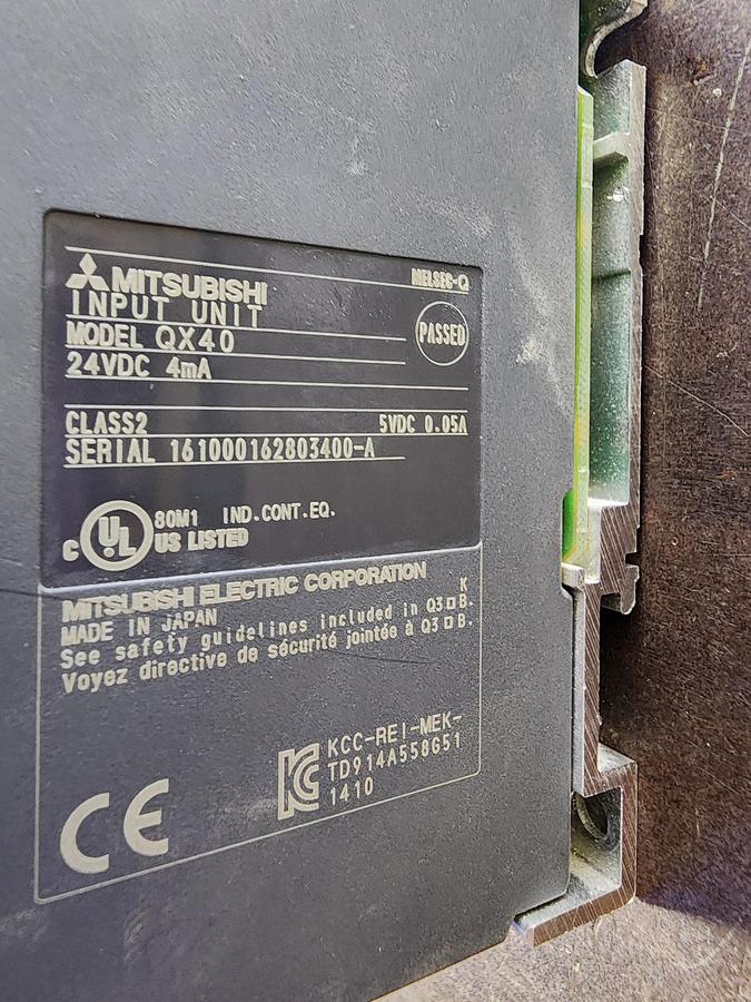 Used Mitsubishi Q38B / Q61P / Q02HCPU / QJ71E71-100 / QY22 / QX80 / QY22 / QX40 / QY40P 8 Slot PLC