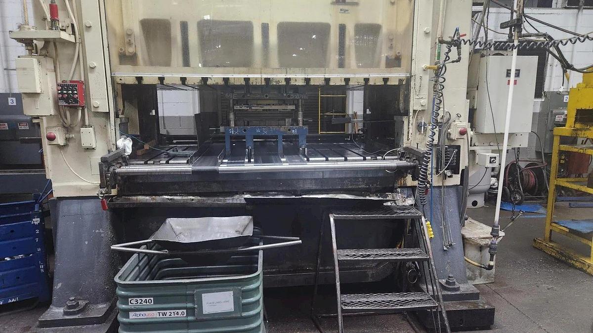 Used 300 TON MINSTER MODEL E2-300-84-48 HEVI STAMPER STRAIGHT SIDE PRESS