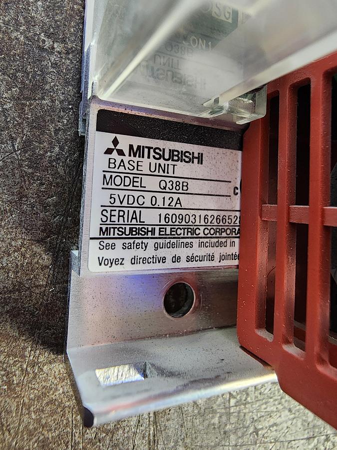Used Mitsubishi Q38B / Q61P / Q02HCPU / QJ71E71-100 / QY22 / QX80 / QY22 / QX40 / QY40P 8 Slot PLC