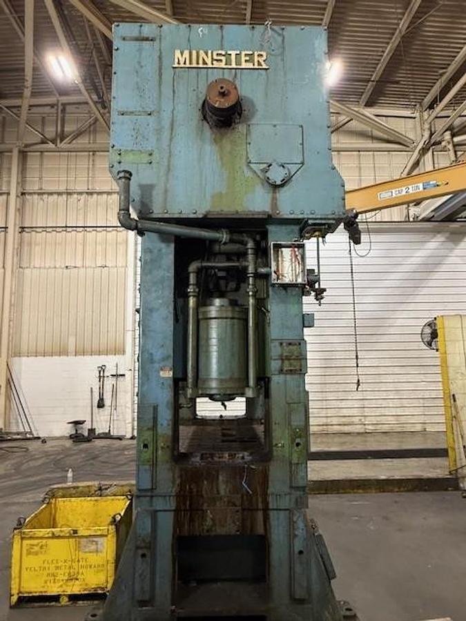 Used 300 TON MINSTER MODEL E2-300 STRAIGHT SIDE MECHANICAL PRESS