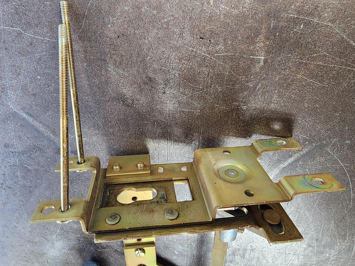 Used Square D Class 9421 Type: LN-4 Disconnect Mechanism / Handle