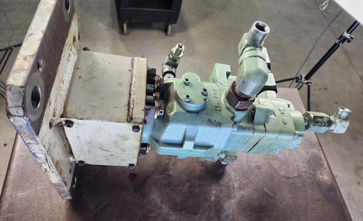 Used Daikin VD5-15AIR-95 Lube Pump off 300 TON KOMATSU L2M300-3BM