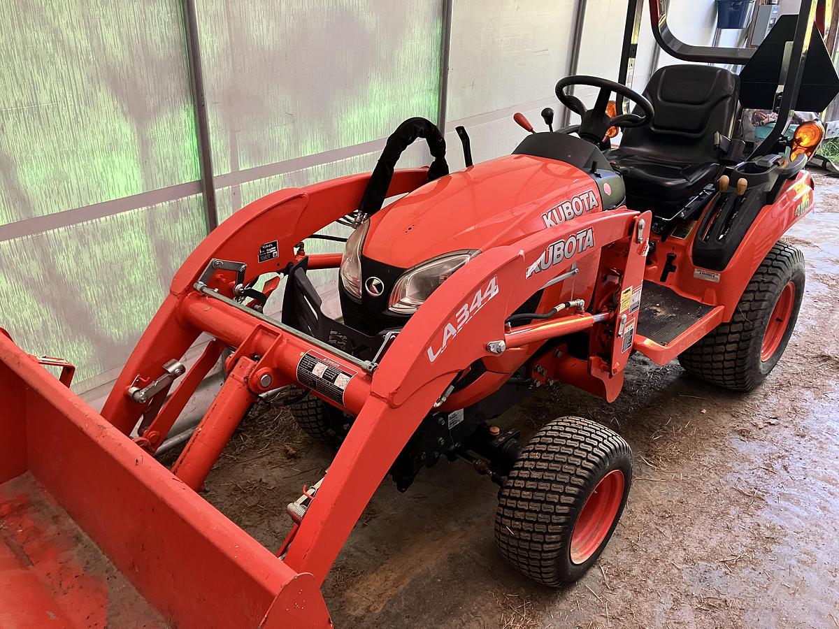 Used KUBOTA BX1880 W/LOADER & FRONT MOUNT SNOWBLOWER