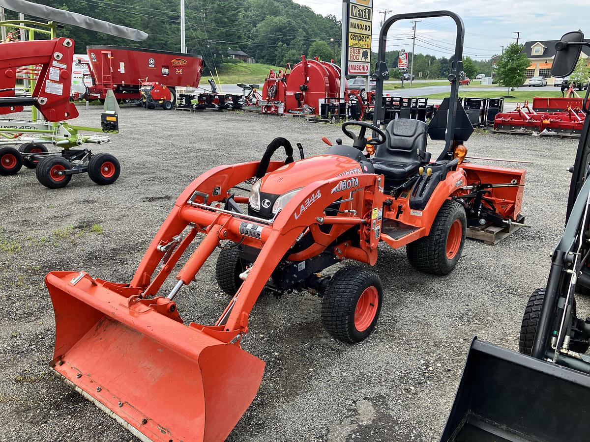 Used KUBOTA BX1880 W/LOADER & FRONT MOUNT SNOWBLOWER
