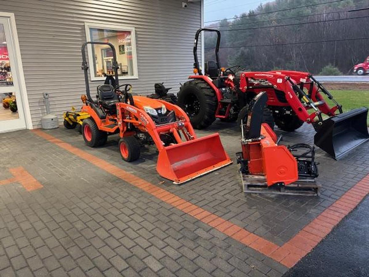 Used KUBOTA BX1880 W/LOADER & FRONT MOUNT SNOWBLOWER