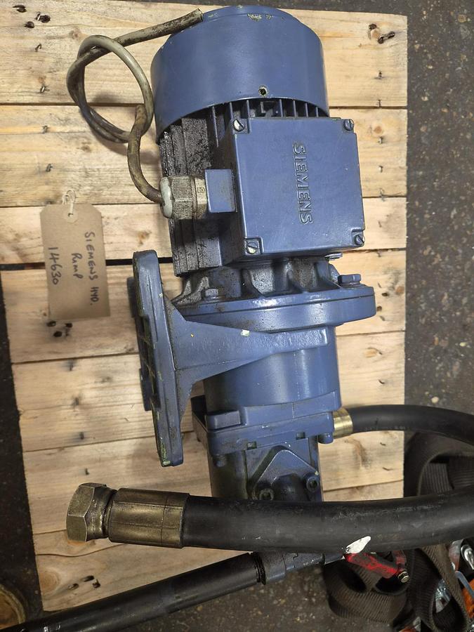 Used SIEMENS HYDRAULIC PUMP