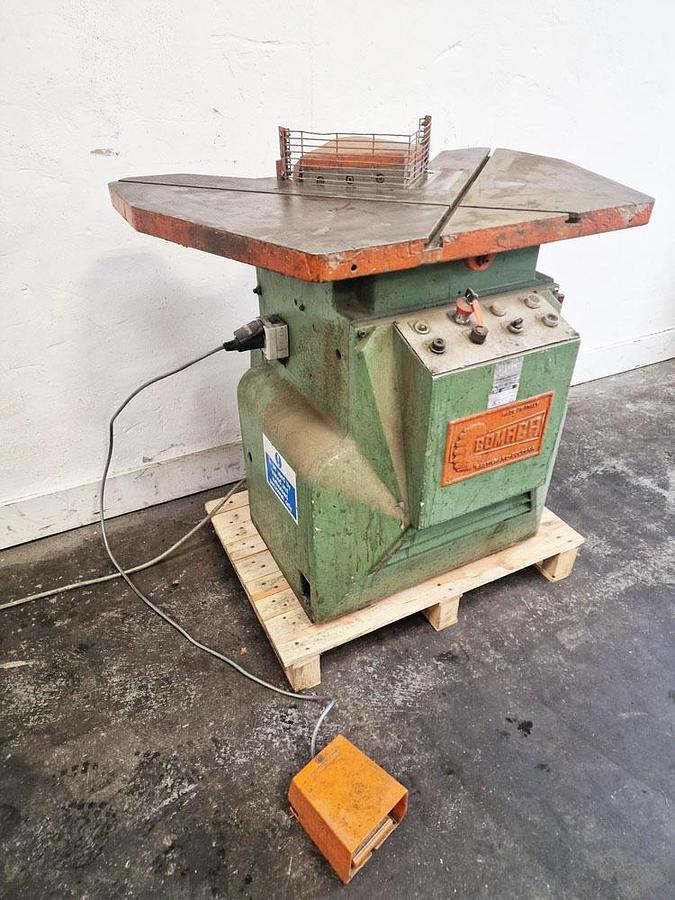 Used COMACA 6" x 6" x 1/8" CORNER NOTCHER