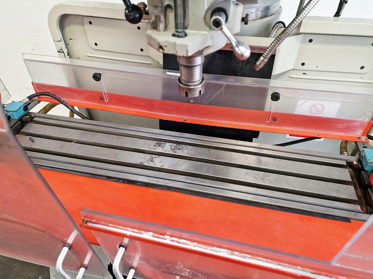 Used 2011 EUROPA 2000VS TURRET MILLING MACHINE
