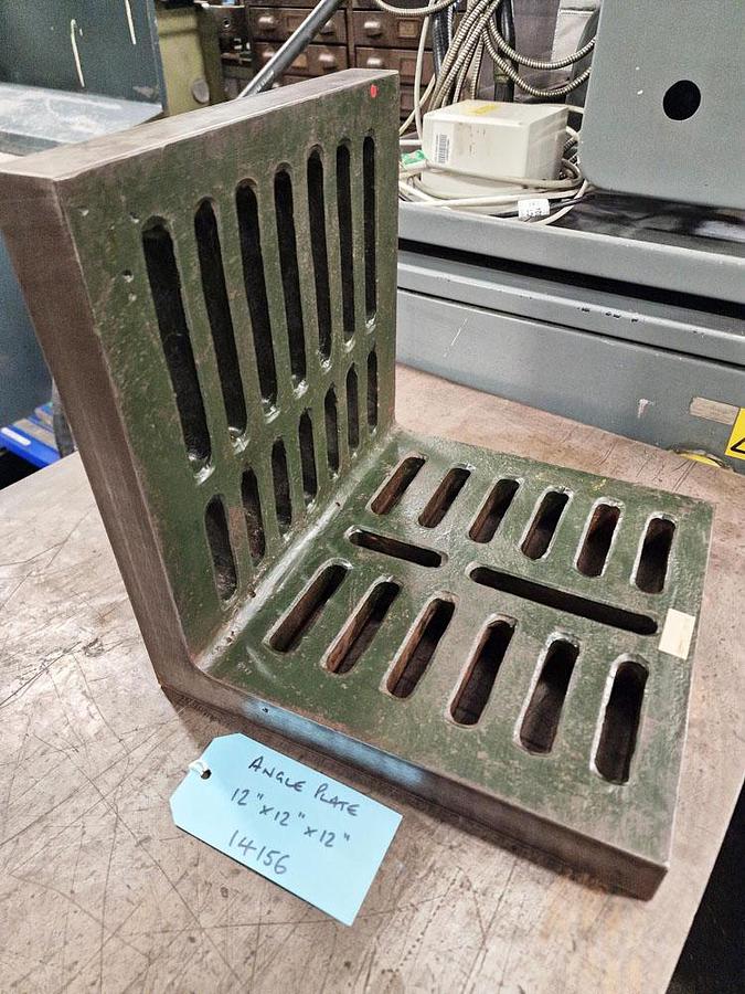 Used UNKNOWN CAST IRON HEAVY DUTY ANGLE PLATE