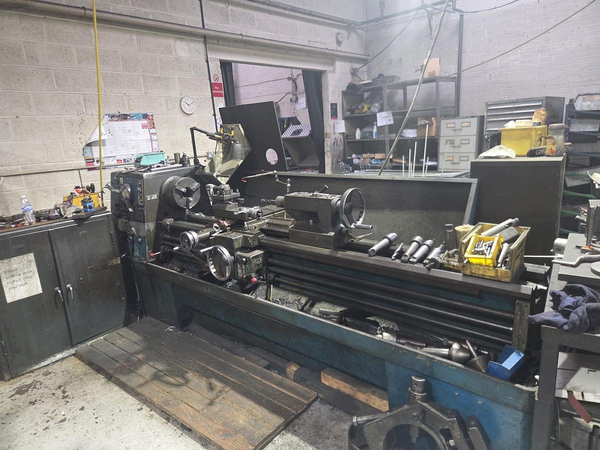 Used COLCHESTER MASCOT 1600 17" x 80" GAP BED CENTRE LATHE