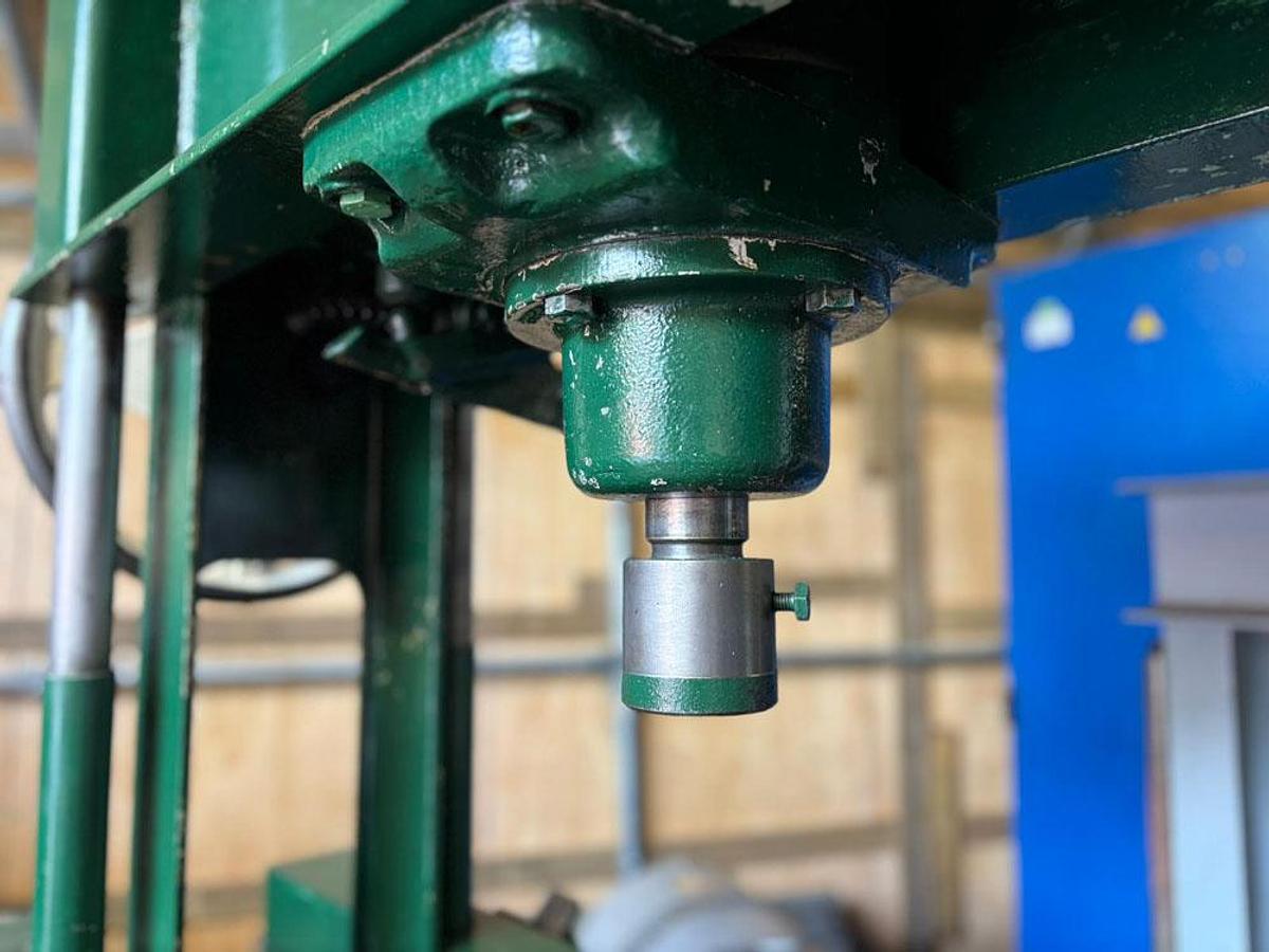 Used LAYCOCK 60 TON HYDRAULIC GARAGE PRESS