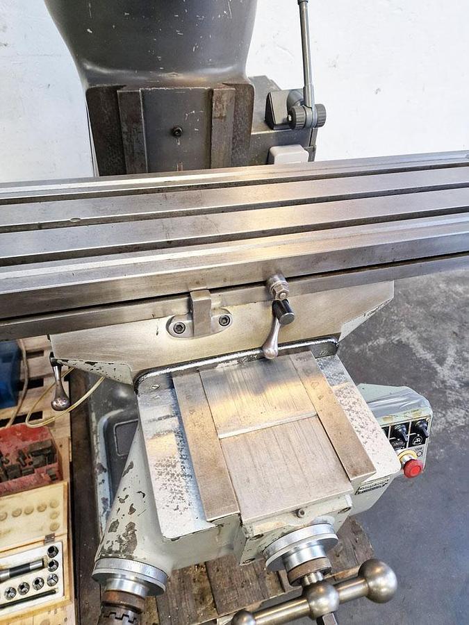 Used BRIDGEPORT SERIES 1 BR2J2 TURRET MILL