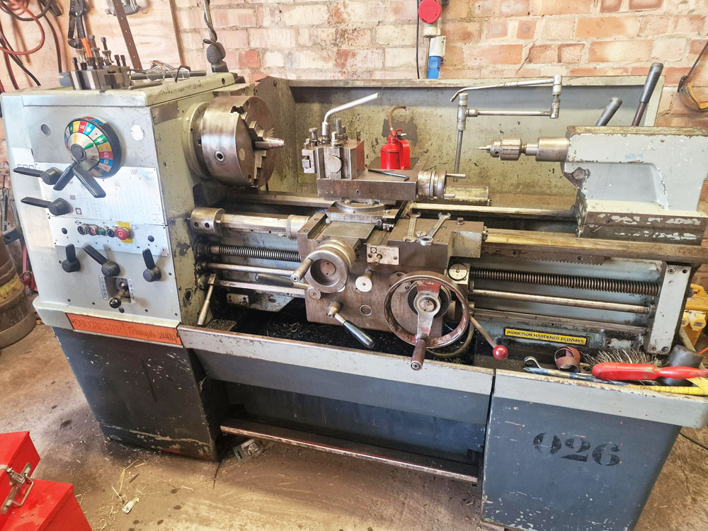Used COLCHESTER TRIUMPH 2000 15" x 30" STRAIGHT BED CENTRE LATHE