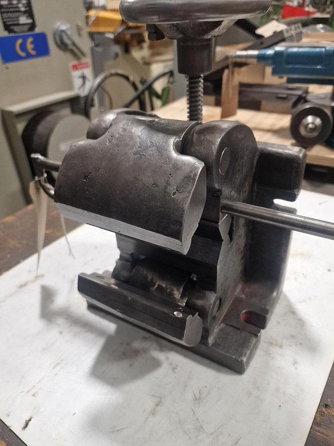 Used EXCEL SELF CENTRING VICE