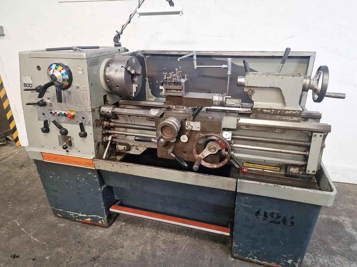 Used COLCHESTER TRIUMPH 2000 15" x 30" STRAIGHT BED CENTRE LATHE