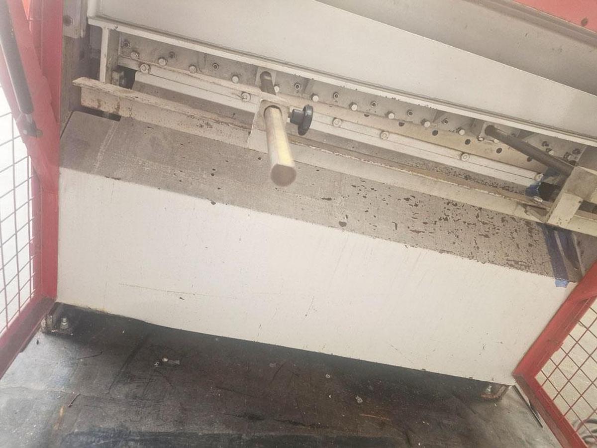 Used MORGAN RUSHWORTH PASTS 1260 x 2.0mm POWERED MECHANICAL GUILLOTINE