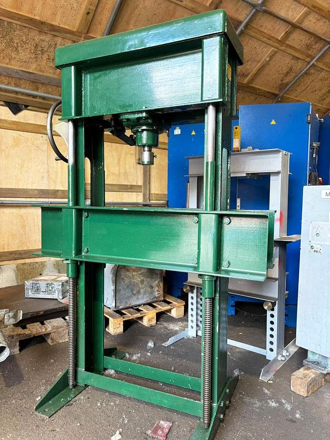 Used LAYCOCK 60 TON HYDRAULIC GARAGE PRESS