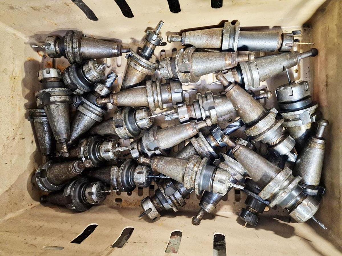 Used 2005 XYZ 1010 VERTICAL MACHINING CENTRE