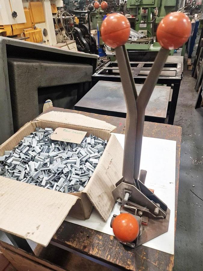Used UNKNOWN BAND STRAPPING MACHINE