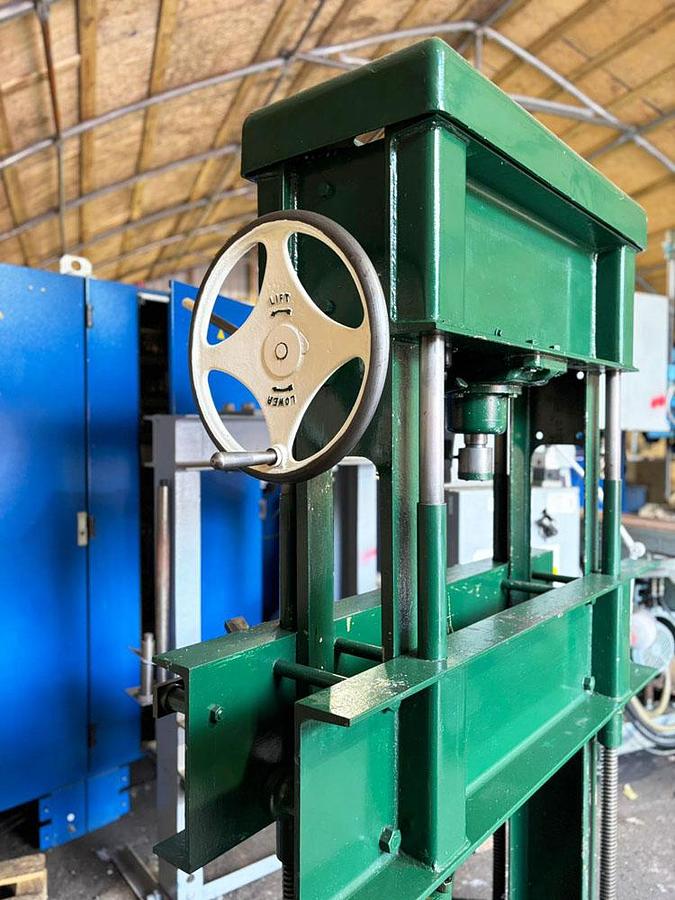 Used LAYCOCK 60 TON HYDRAULIC GARAGE PRESS