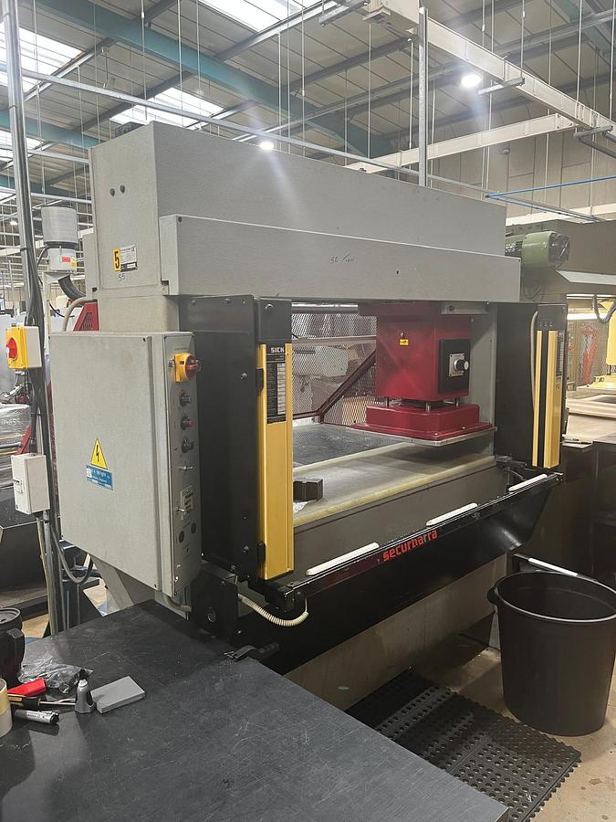 Used COX & WRIGHT TRAVELLING HEAD DIE CUTTING PRESS