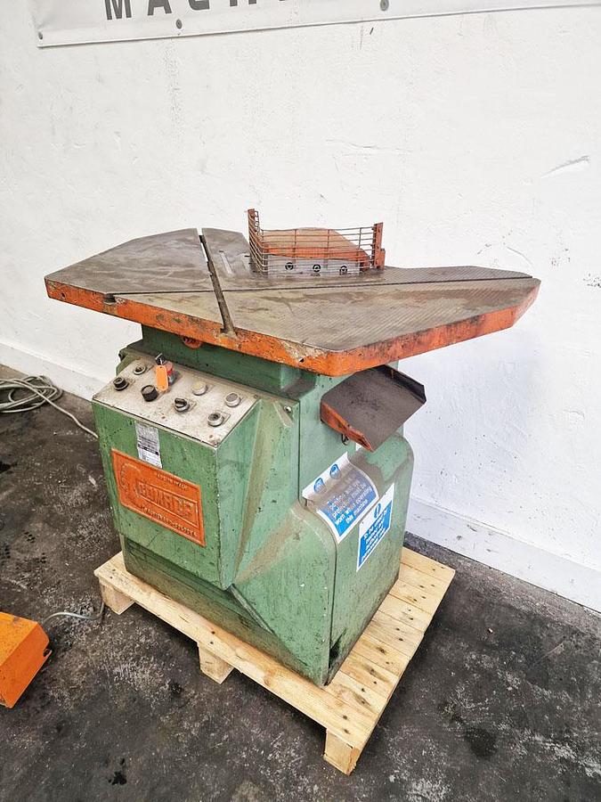 Used COMACA 6" x 6" x 1/8" CORNER NOTCHER