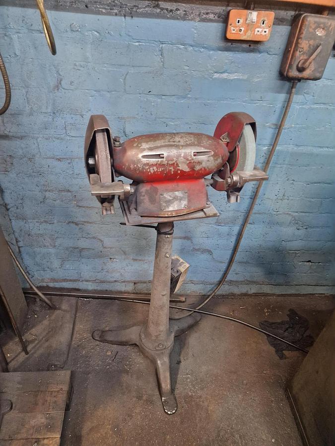 Used UNKNOWN DOUBLE ENDED GRINDER