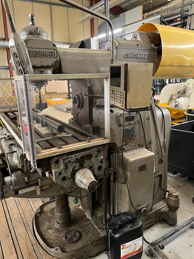 Used CINCINNATI 3P UNIVERSAL MILLING MACHINE