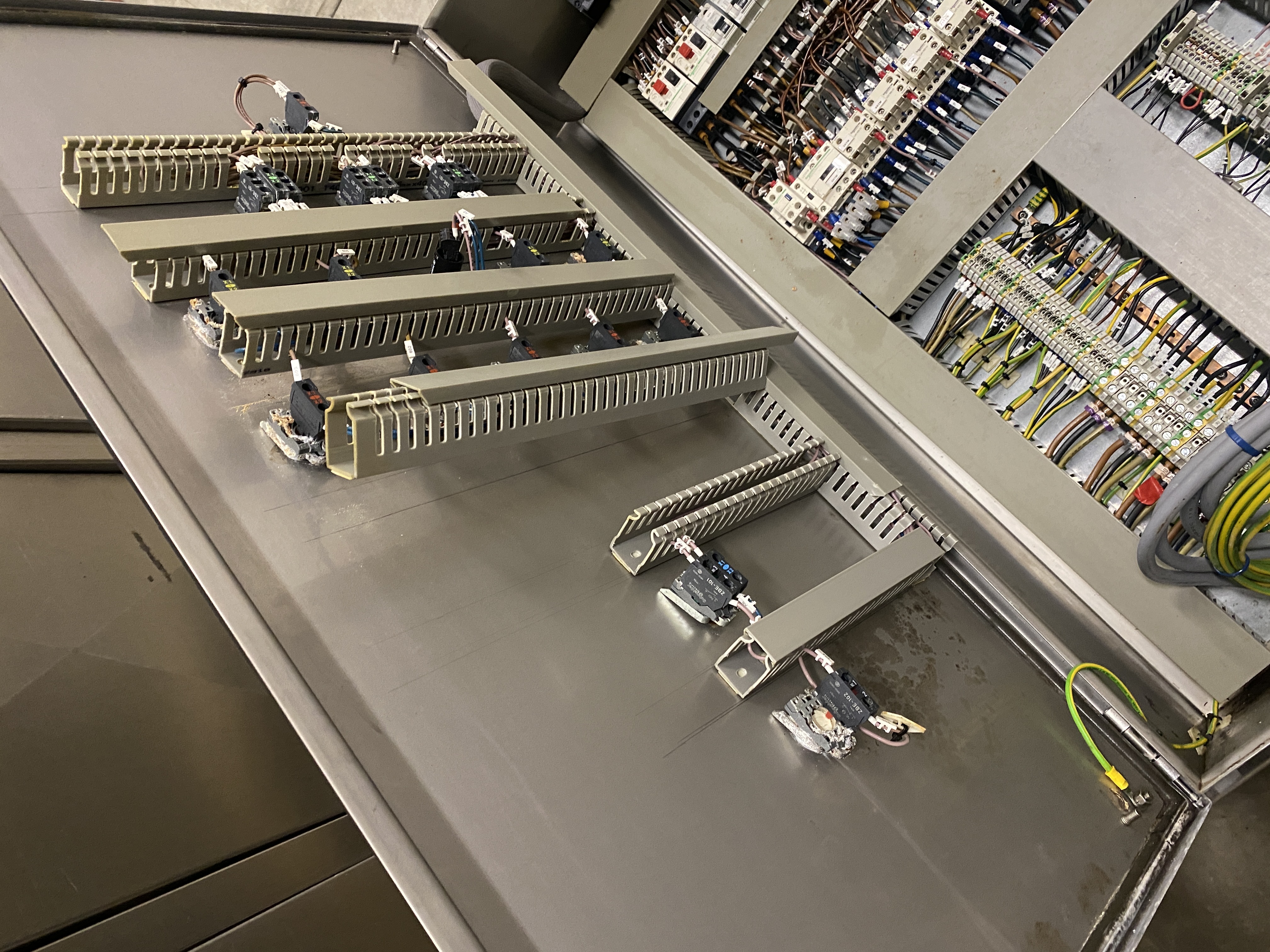 Used Unitech crate washer Single track washer with exit conveyor