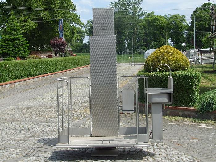 Used Nierdzewne podesty śrubowe z umywalką i sterylizatorem