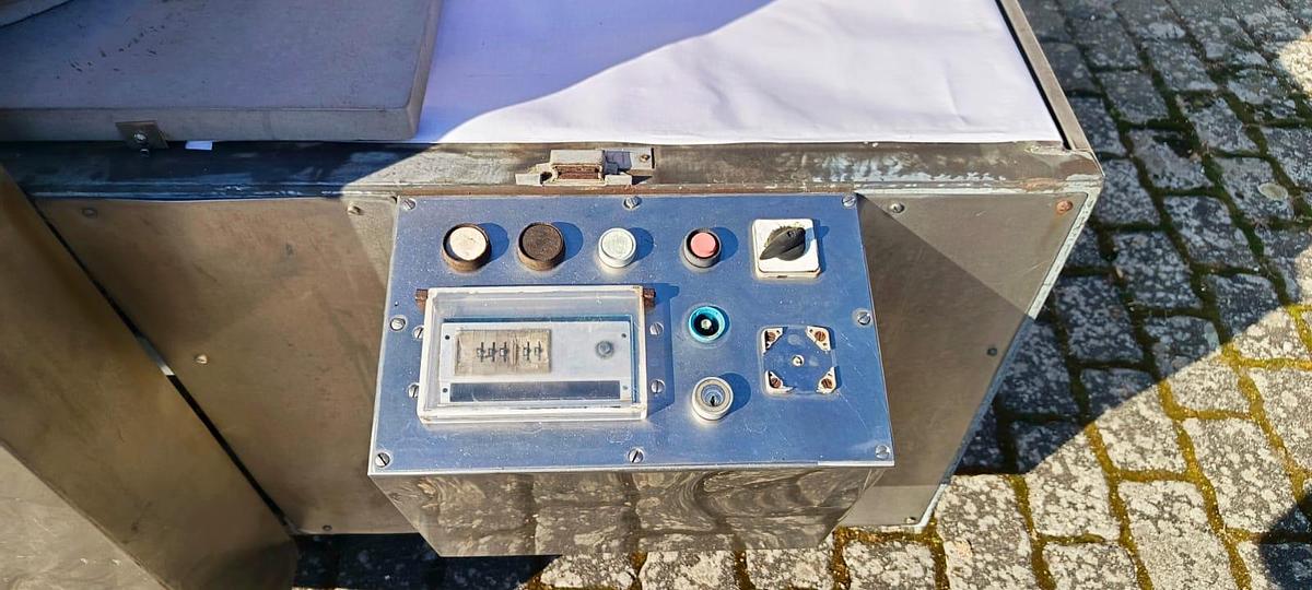 Used Półautomatyczna nożowa krajalnica serów twardych z obrotowym stołem - Hajek, Austria