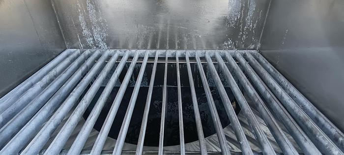 Used Zbiornik nierdzewny z dnem kulistym, pojemność 500 l, z mieszadłem i nadbudowanym zasypem i pokrywą na zawiasach