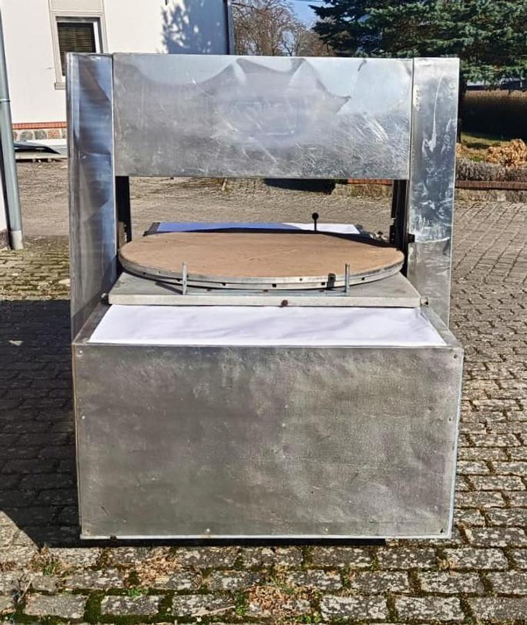 Used Półautomatyczna nożowa krajalnica serów twardych z obrotowym stołem - Hajek, Austria