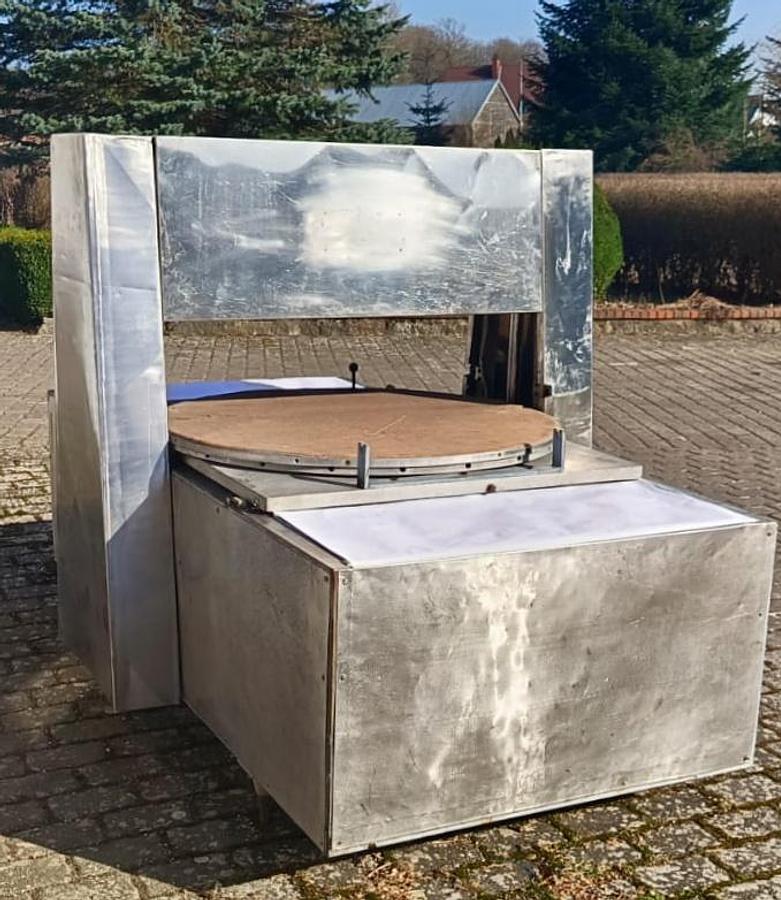 Used Półautomatyczna nożowa krajalnica serów twardych z obrotowym stołem - Hajek, Austria