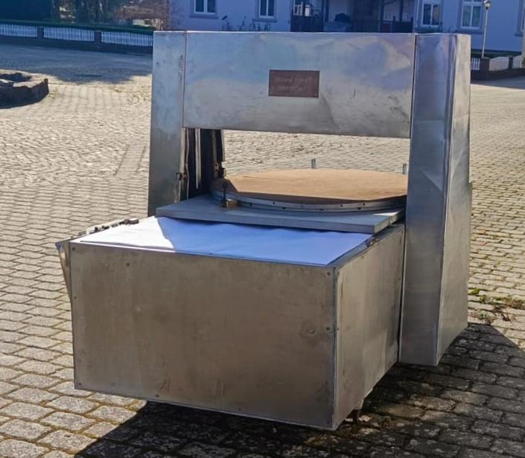 Used Półautomatyczna nożowa krajalnica serów twardych z obrotowym stołem - Hajek, Austria