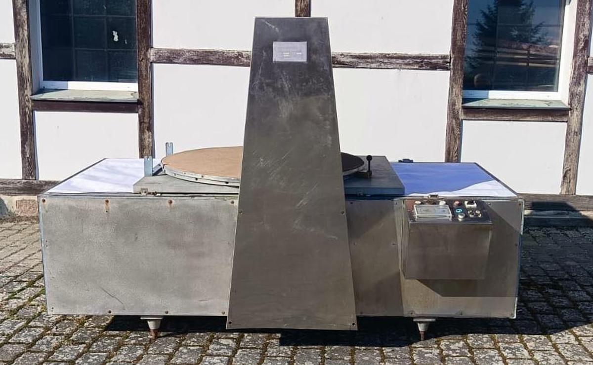 Used Półautomatyczna nożowa krajalnica serów twardych z obrotowym stołem - Hajek, Austria