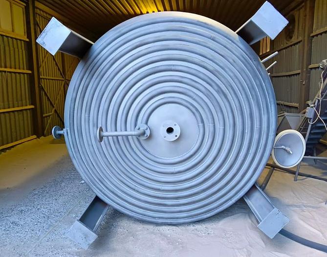 Used Zbiornik nierdzewny pionowy z nagrzewnicą poddenicową denicy, pojemność 11.000 l