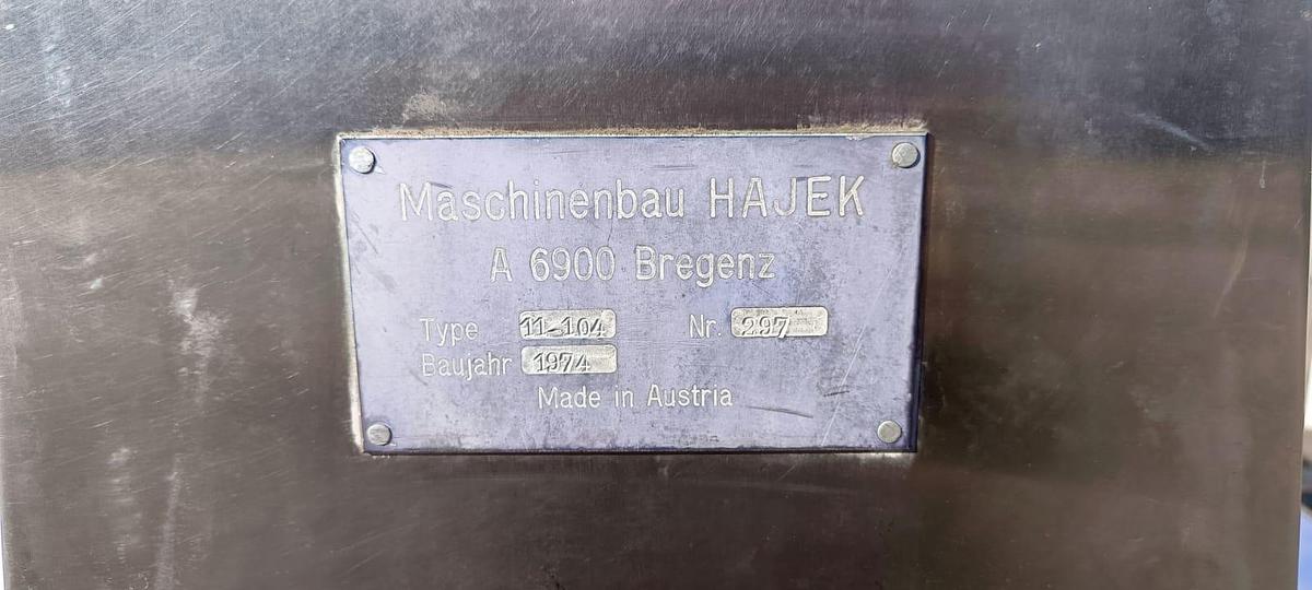 Used Półautomatyczna nożowa krajalnica serów twardych z obrotowym stołem - Hajek, Austria