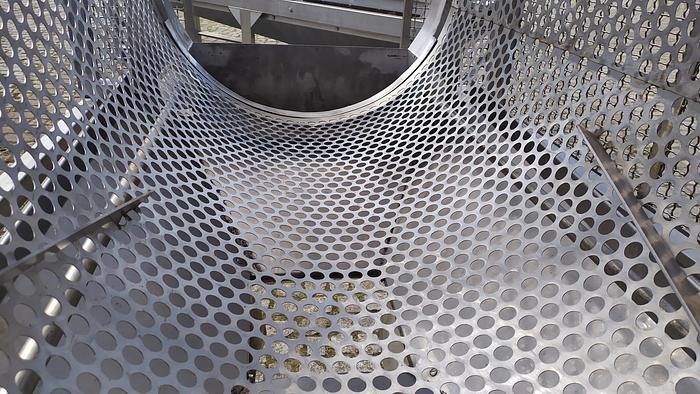 Used Sortownik bębnowy na dwa sorty z zabezpieczającą osłoną siatkową