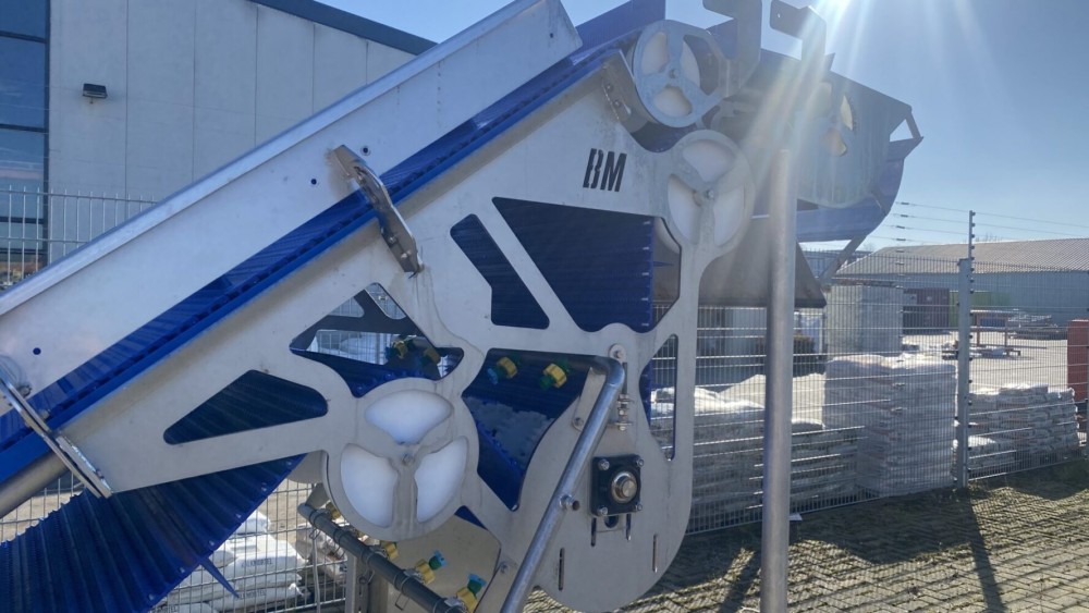 Conveyor belt with cleaning system