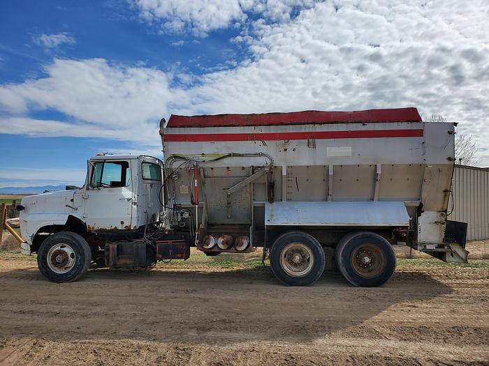Used Loewen 802 Feed Truck