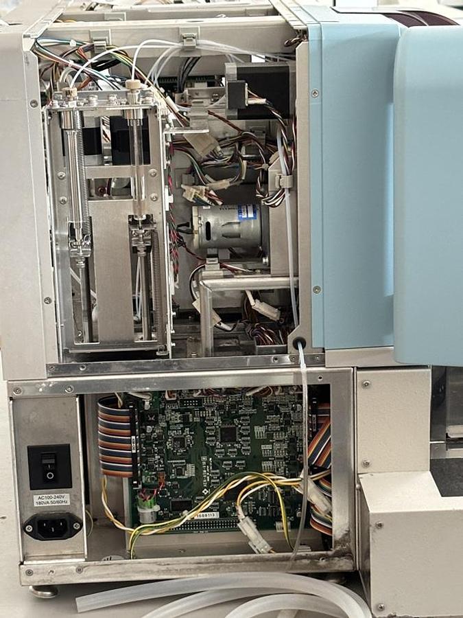 Used TOSOH HLC-723G8 with loader