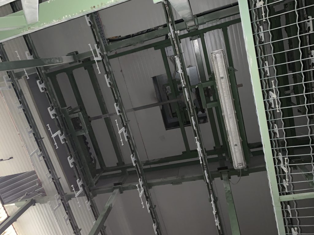 Usato Catena di verniciatura ad acqua per letti di bambini o prodotti similari, da 865 metri lineari, robots, coppe rotanti e accessori.