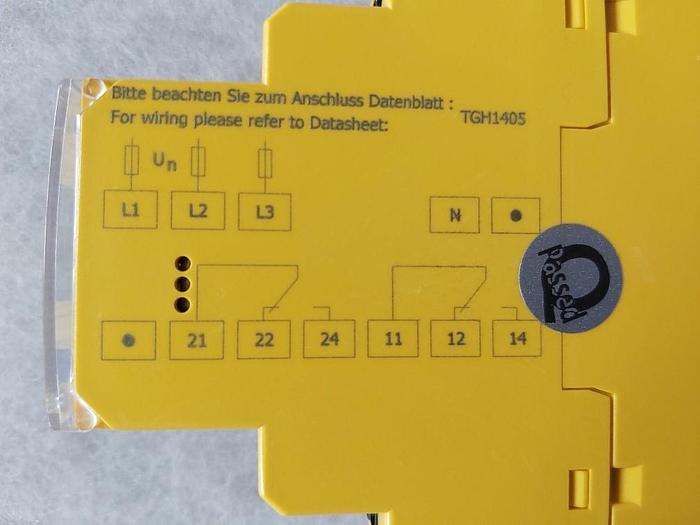 Spannungsrelais mit Schraubklemme, VMD421H-D-3 Bender,  neu