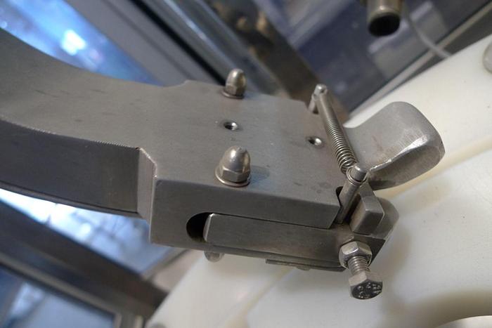 Used 1998 Comas FC7-C capper / sealing machine