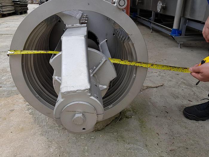 D'occasion Séparateur à vis pour séparer les liquides du lisier avec collecte du lisier à travers un panier ajouré avec un peigne rotatif