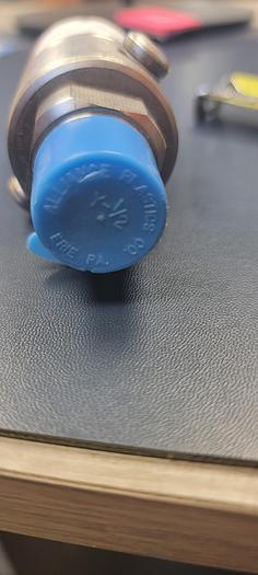 Used 1/2" FEMALE 1/25" MALE HYDRAULIC LIVE SUPER SWIVEL VALVE (F)