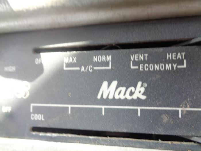 Used 2000 Mack RD690S- Stock #: 8633