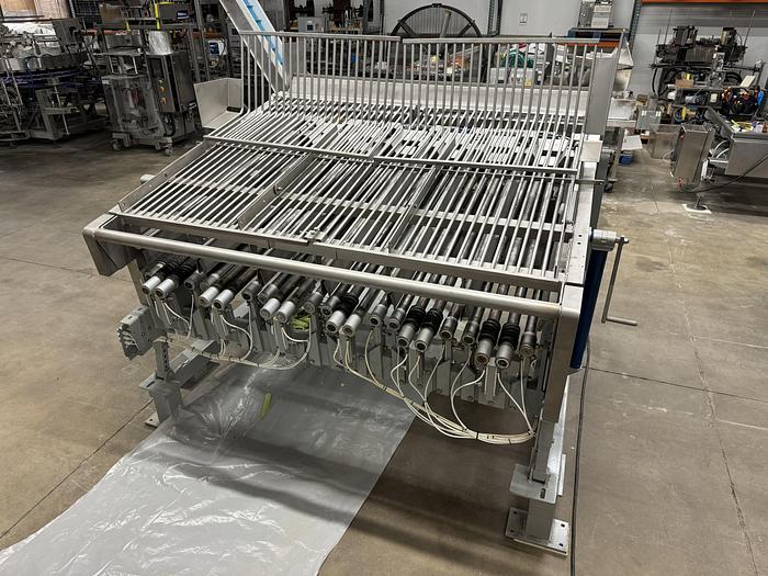 Used 1998 Hughes Equipment Co. 12 Lane Power Sweet Corn Husker & Vibratory Feeder 032-4941D